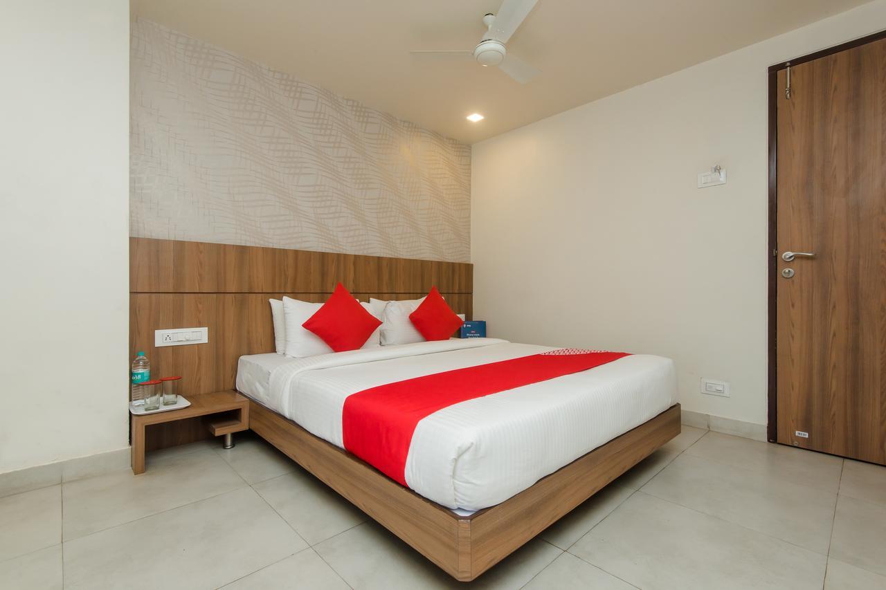 Oyo 13857 Hotel Imperial Umele Exterior photo